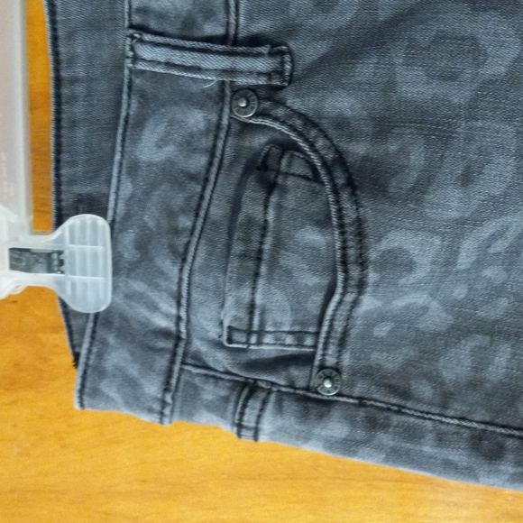 Miss Me Grey Leopard Print Mid Rise Skinny Jeans *Size 29* - Picture 3 of 11